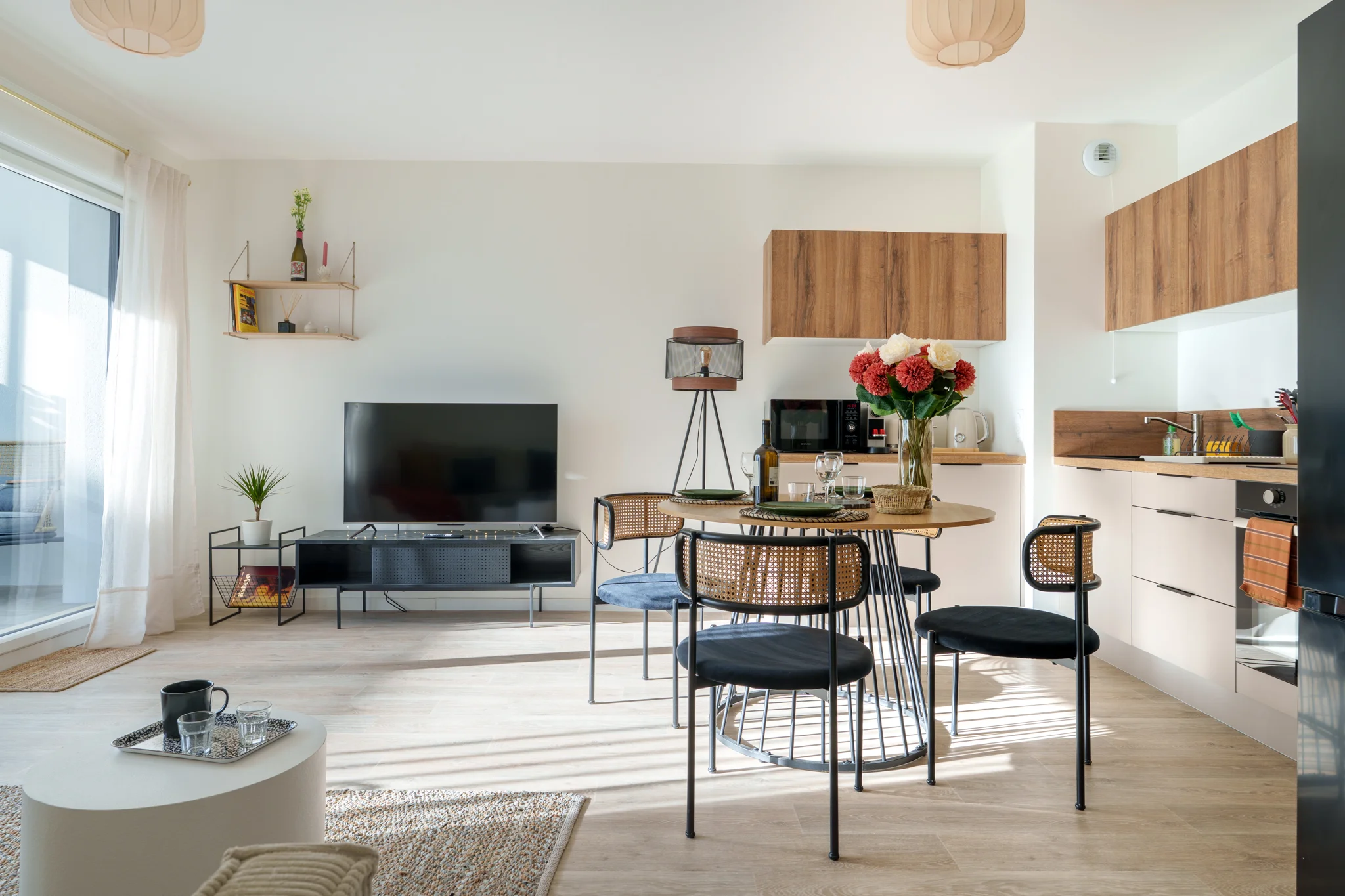 Séjour — salon, coin repas et cuisine ouverte