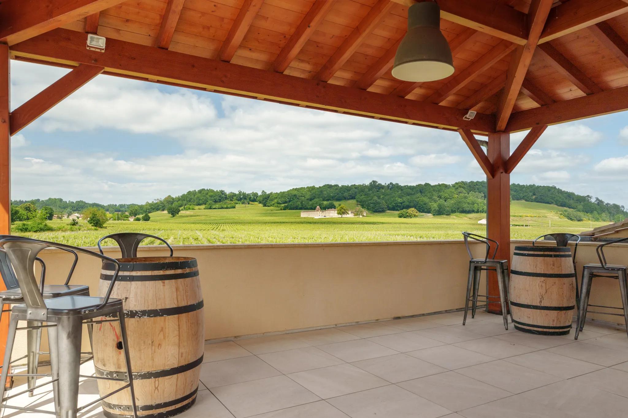 Terrasse couverte avec panorama sur les vignes, photographiée par Isa Photo