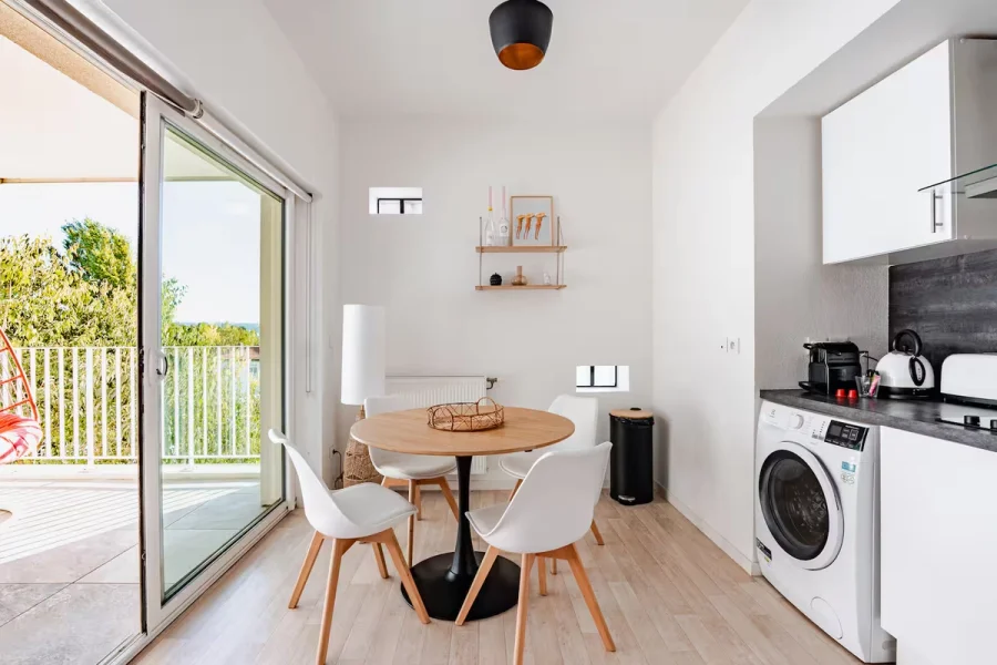 Coin repas et cuisine ouverte donnant sur la loggia
