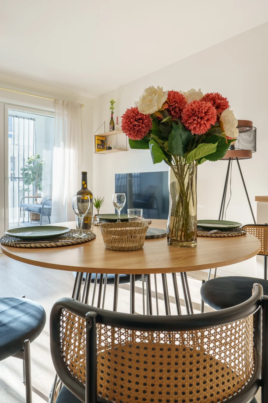 Table à manger dressée avec grand bouquet de fleurs