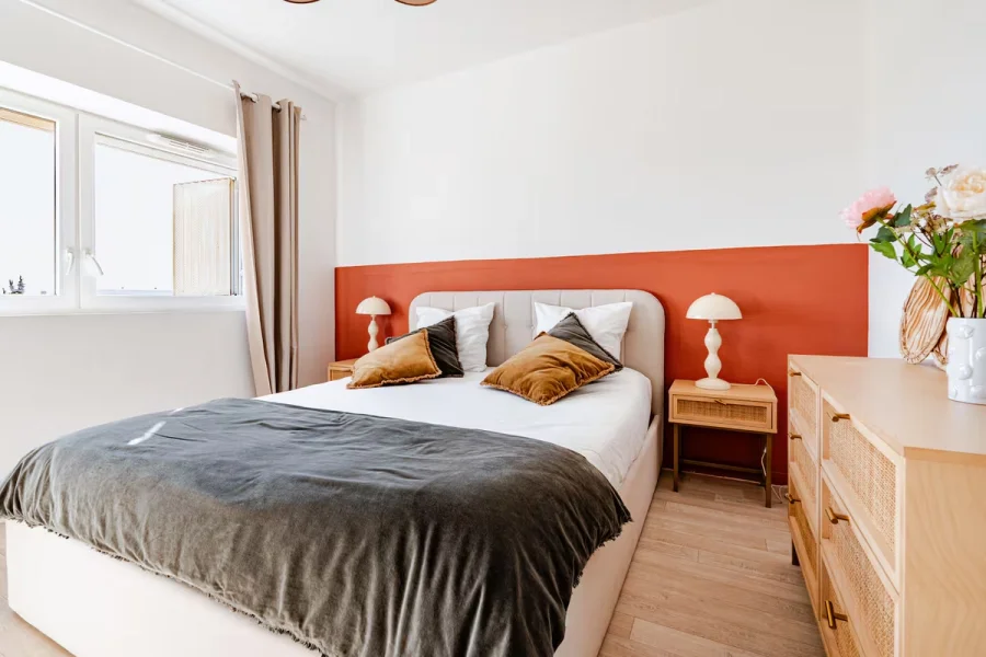 Chambre de L'Échappée avec lit double et mur terracotta