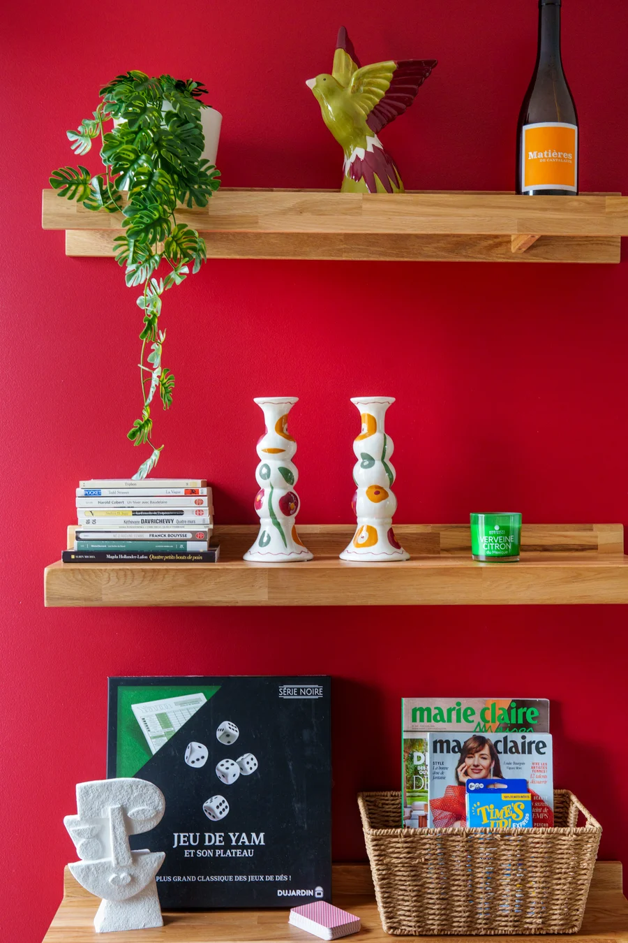 Étagères décorées du séjour avec livres, jeux de société et magazines