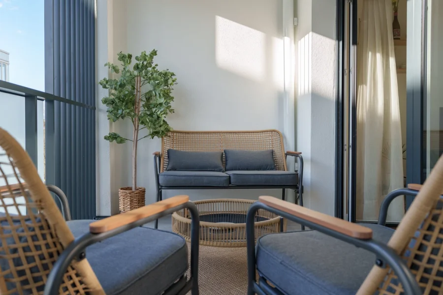 Salon extérieur de la loggia avec eucalyptus en pot