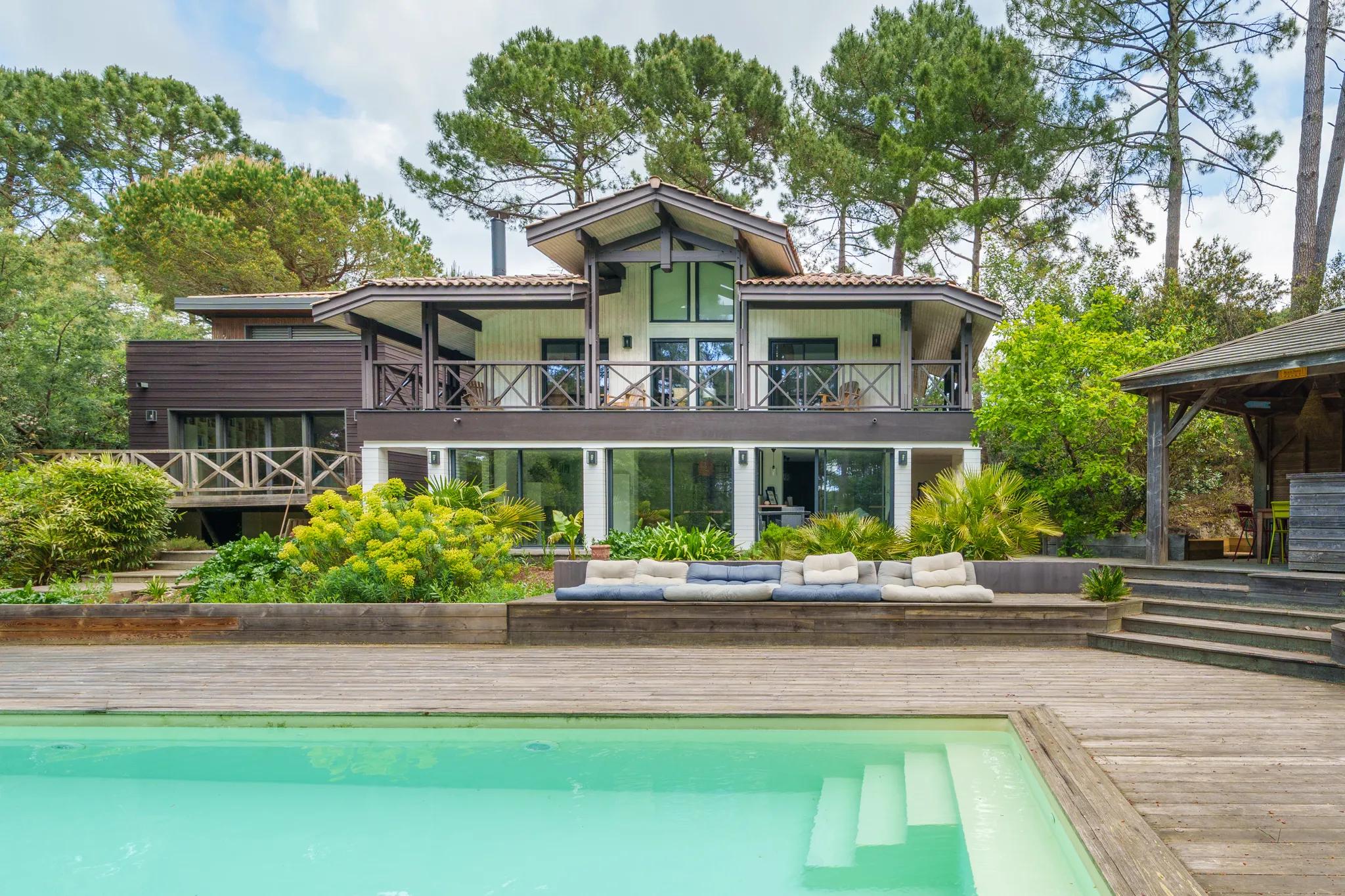 Villa à étage avec piscine et terrasse en bois à Lacanau, photographiée par Isa Photo