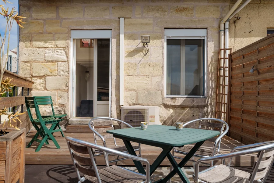 Terrasse aménagée avec table à manger au Duplex Gambetta à Floirac