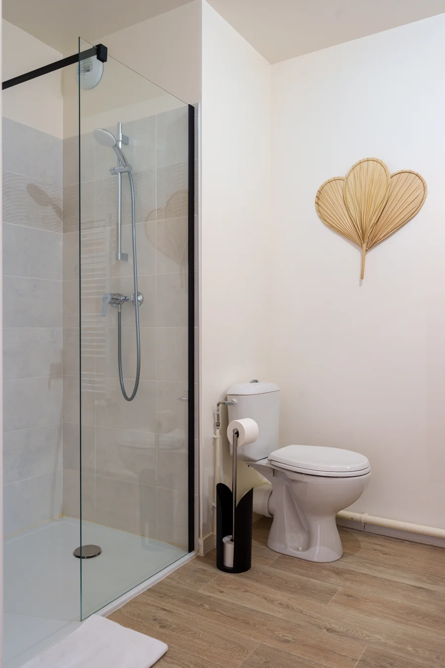 Douche à paroi vitrée et WC de la salle de bain