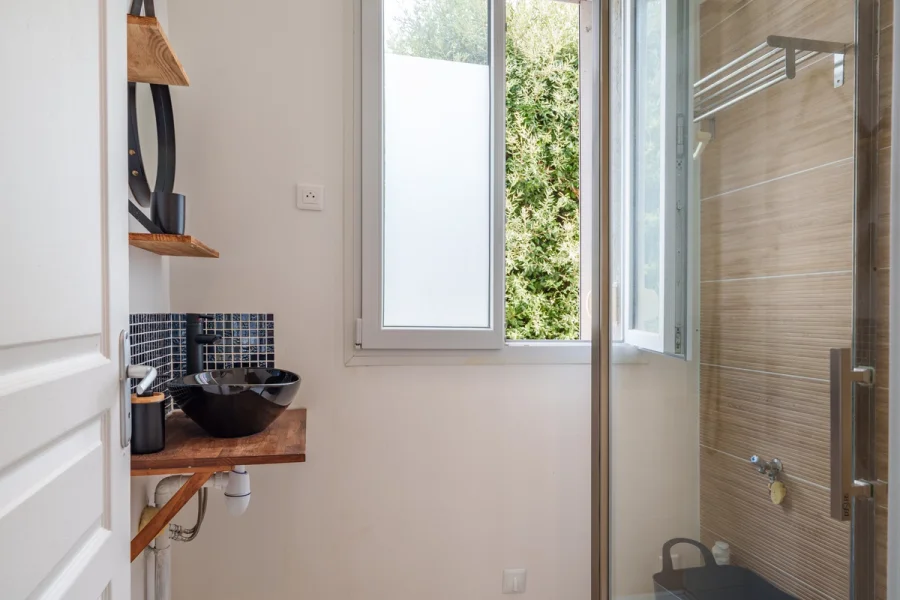 Salle de bain moderne avec vasque et grande douche