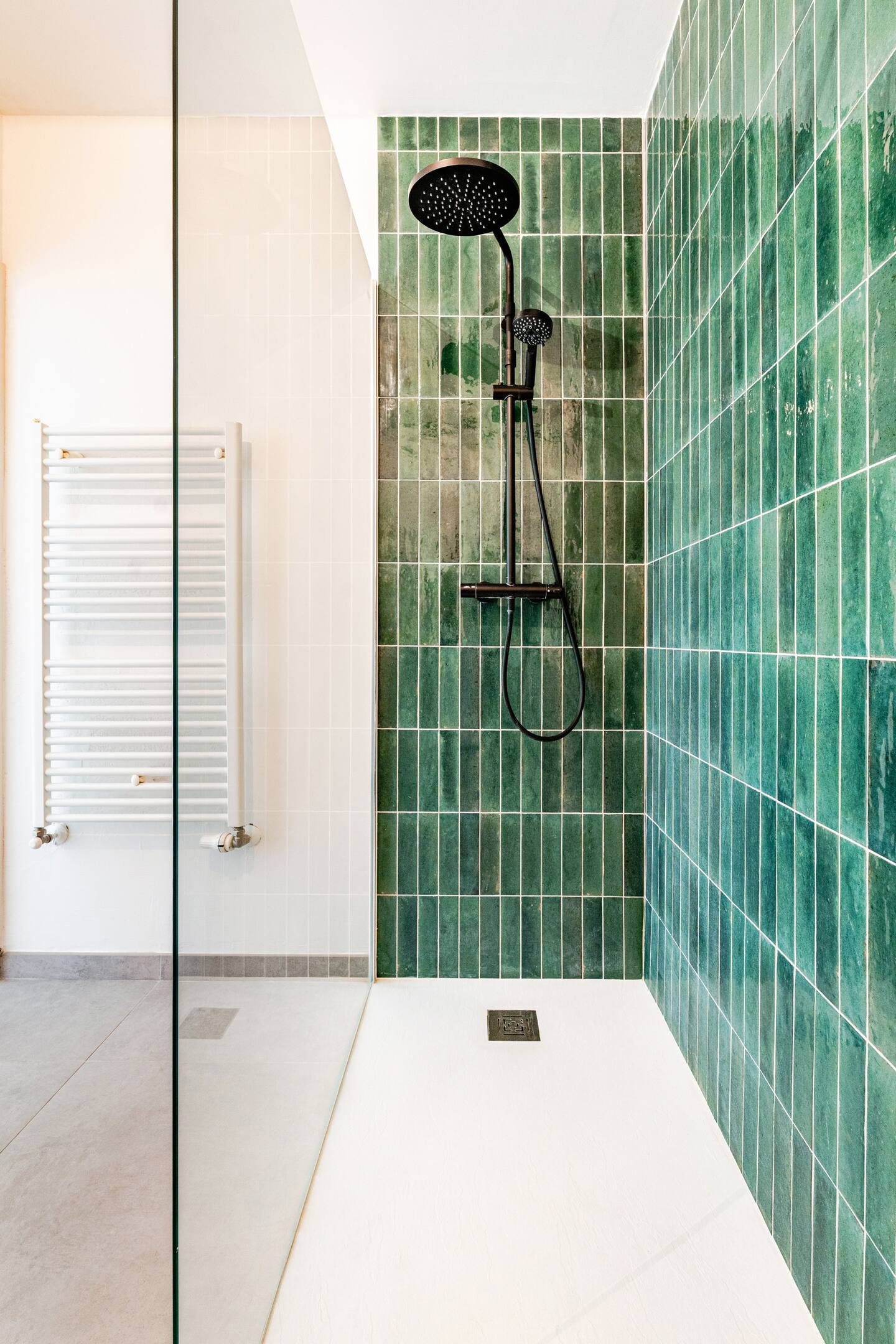 Douche à l'italienne en zellige vert avec robinetterie noire