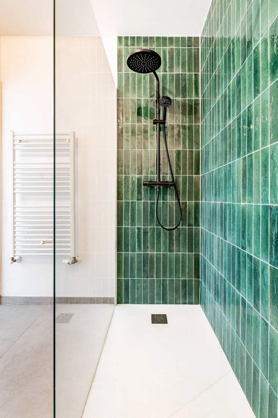 Douche à l'italienne en zellige vert avec robinetterie noire