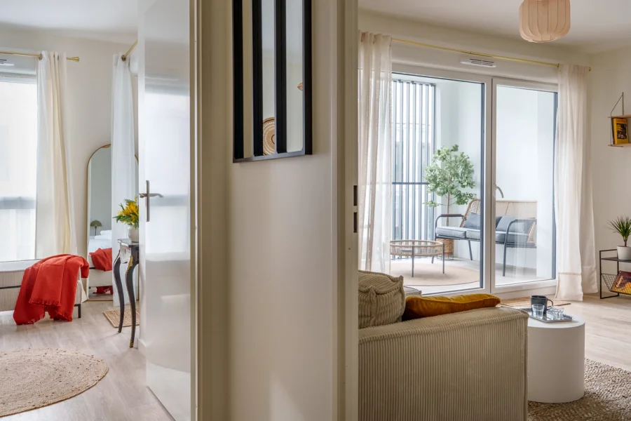 Vue traversante sur la chambre, le salon et la loggia avec verrière décorative