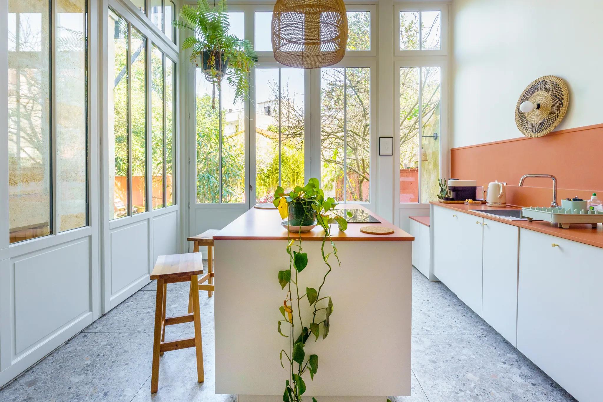 Cuisine avec grandes baies vitrées donnant sur le jardin, photographiée par Isa Photo