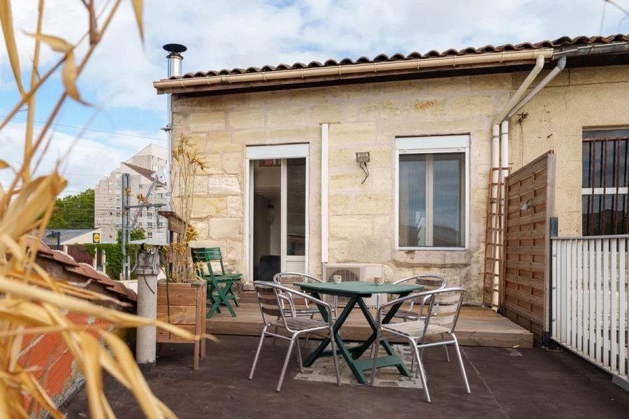 Terrasse du Duplex Gambetta devant la façade en pierre