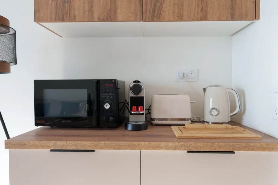 Coin petit-déjeuner avec micro-ondes, machine Nespresso, grille-pain et bouilloire