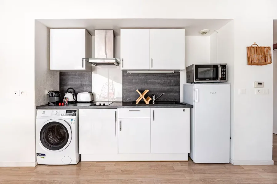 Cuisine équipée de L'Échappée avec lave-linge, four et micro-ondes