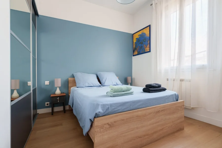 Chambre principale avec lit double de 160 cm et rangements