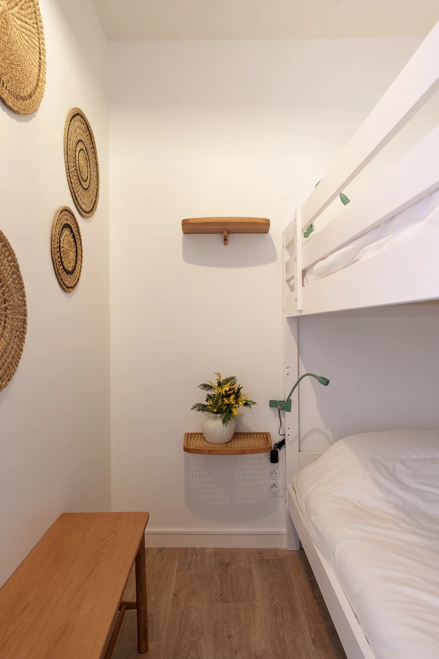 Chambre des lits superposés avec décoration en fibres naturelles