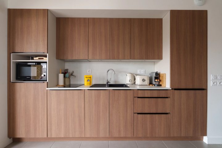 Cuisine équipée en bois de L'Esplanade avec micro-ondes et plaque de cuisson