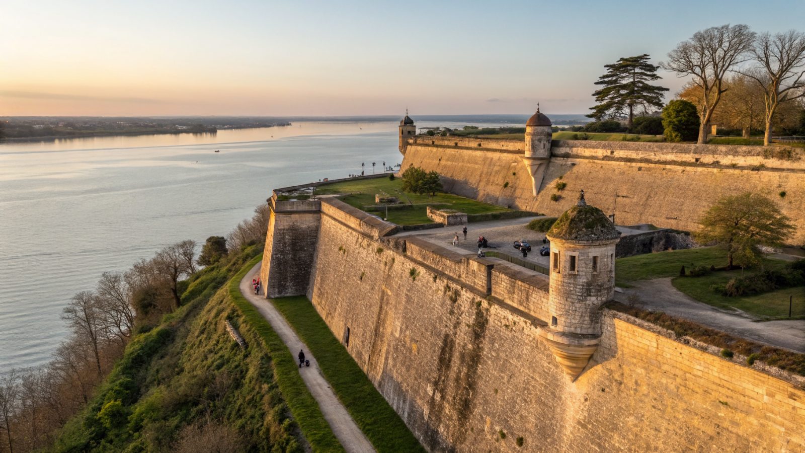 Citadelle de Blaye, remparts Vauban en pierre dorée dominant l'estuaire de la Gironde, vignobles du Médoc sur l'horizon