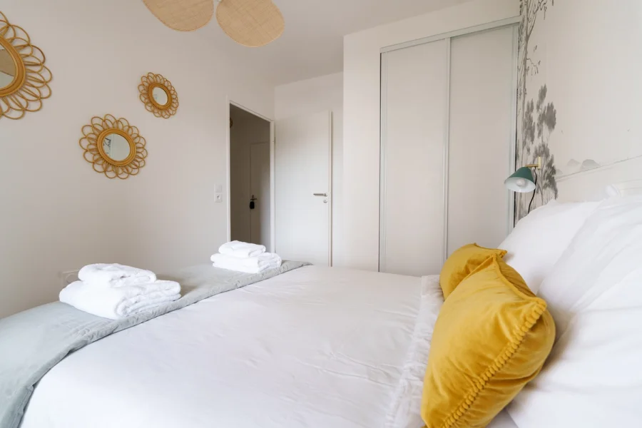 Chambre principale avec dressing et serviettes préparées sur le lit