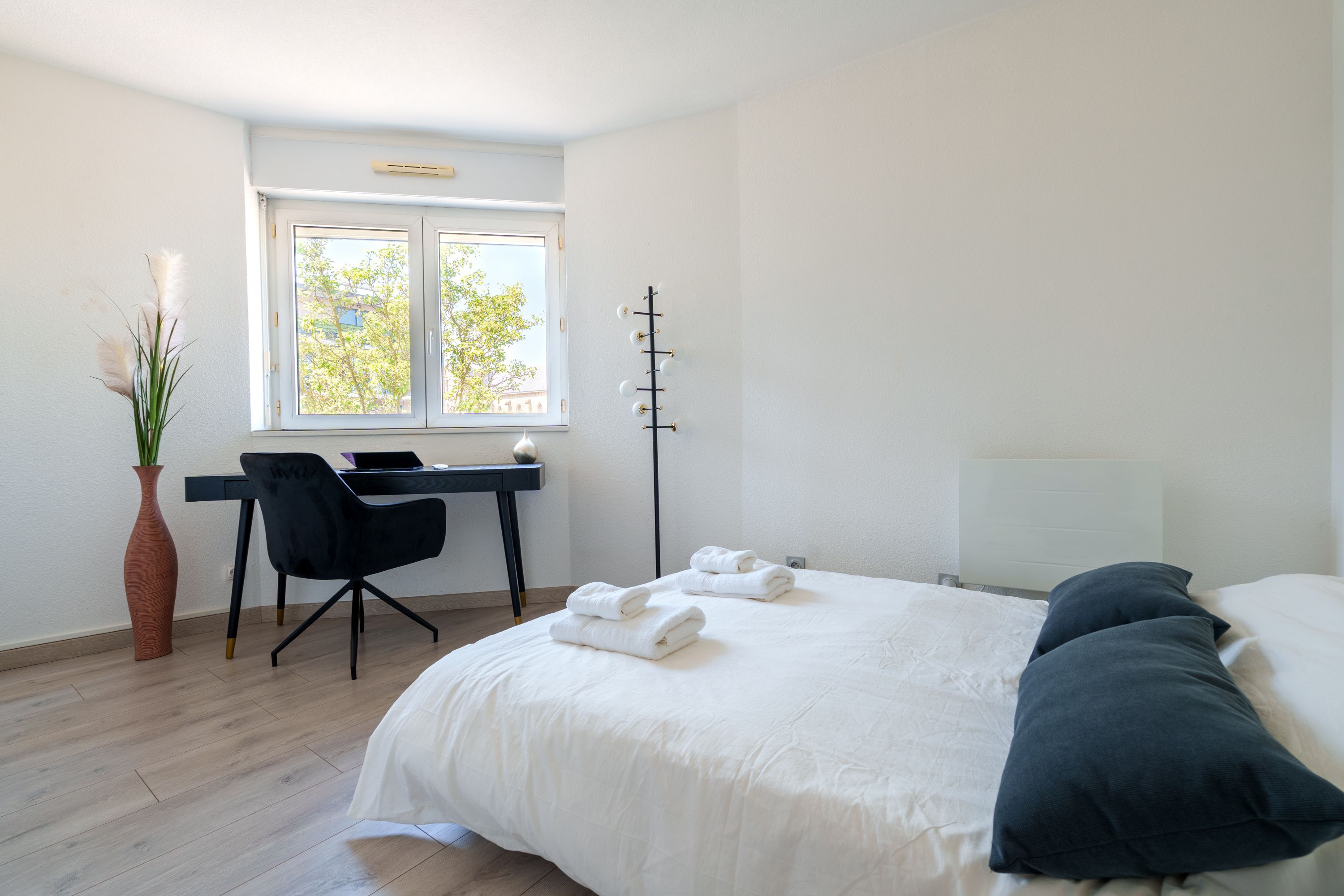 Seconde chambre avec canapé-lit préparé et coin bureau