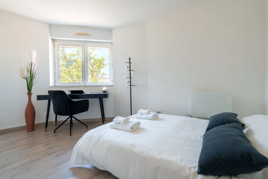 Seconde chambre avec canapé-lit préparé et coin bureau
