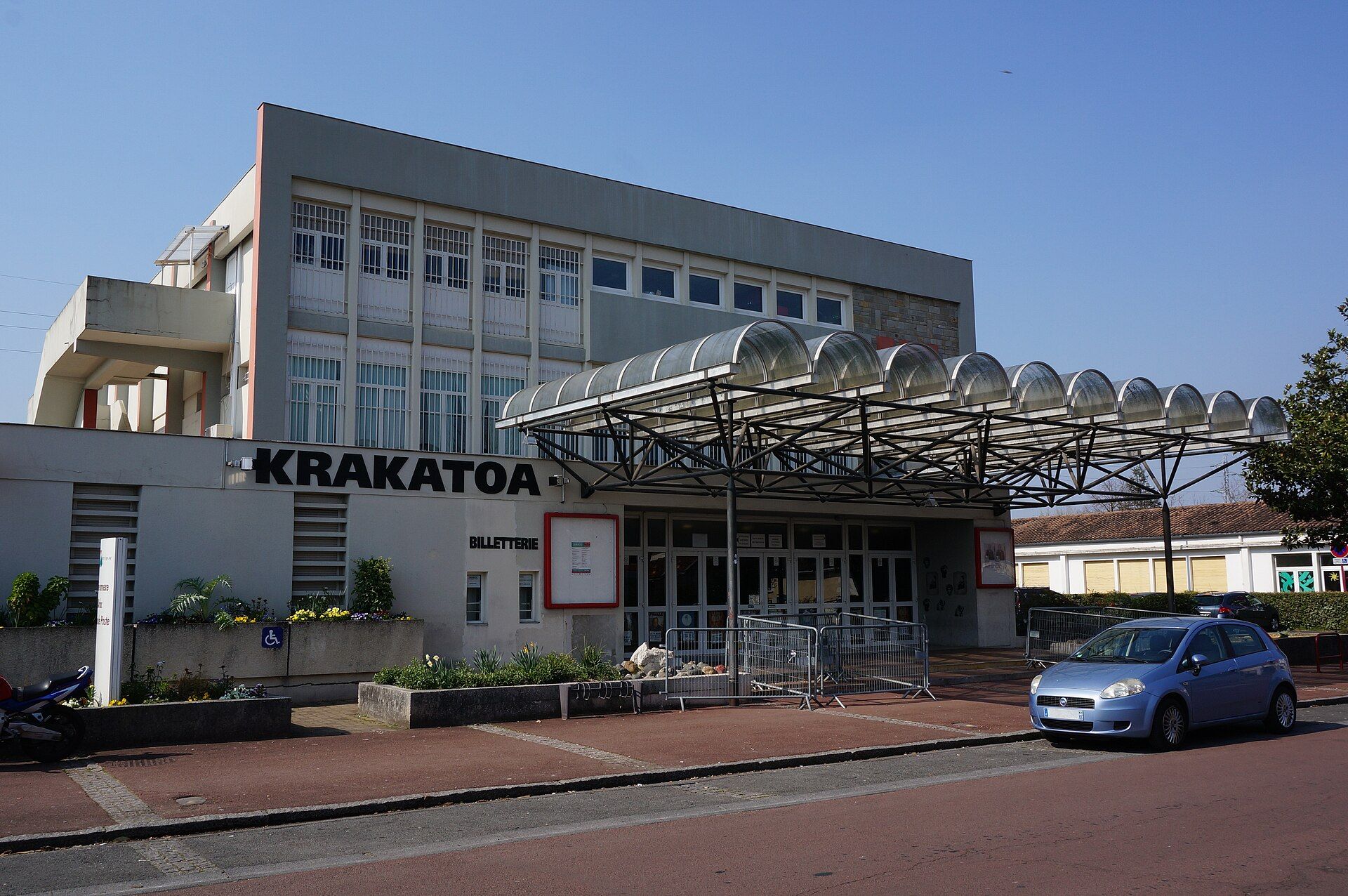 Ancienne façade du Krakatoa à Mérignac en 2014, avec son enseigne, la billetterie et une marquise en verre