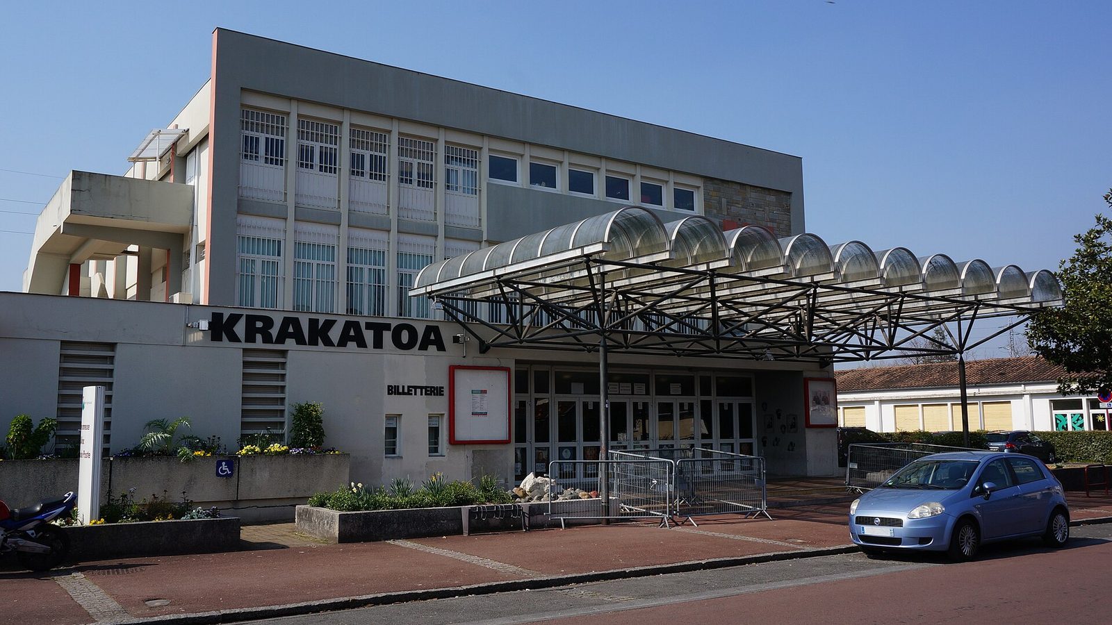 Ancienne façade du Krakatoa à Mérignac en 2014, avec son enseigne, la billetterie et une marquise en verre