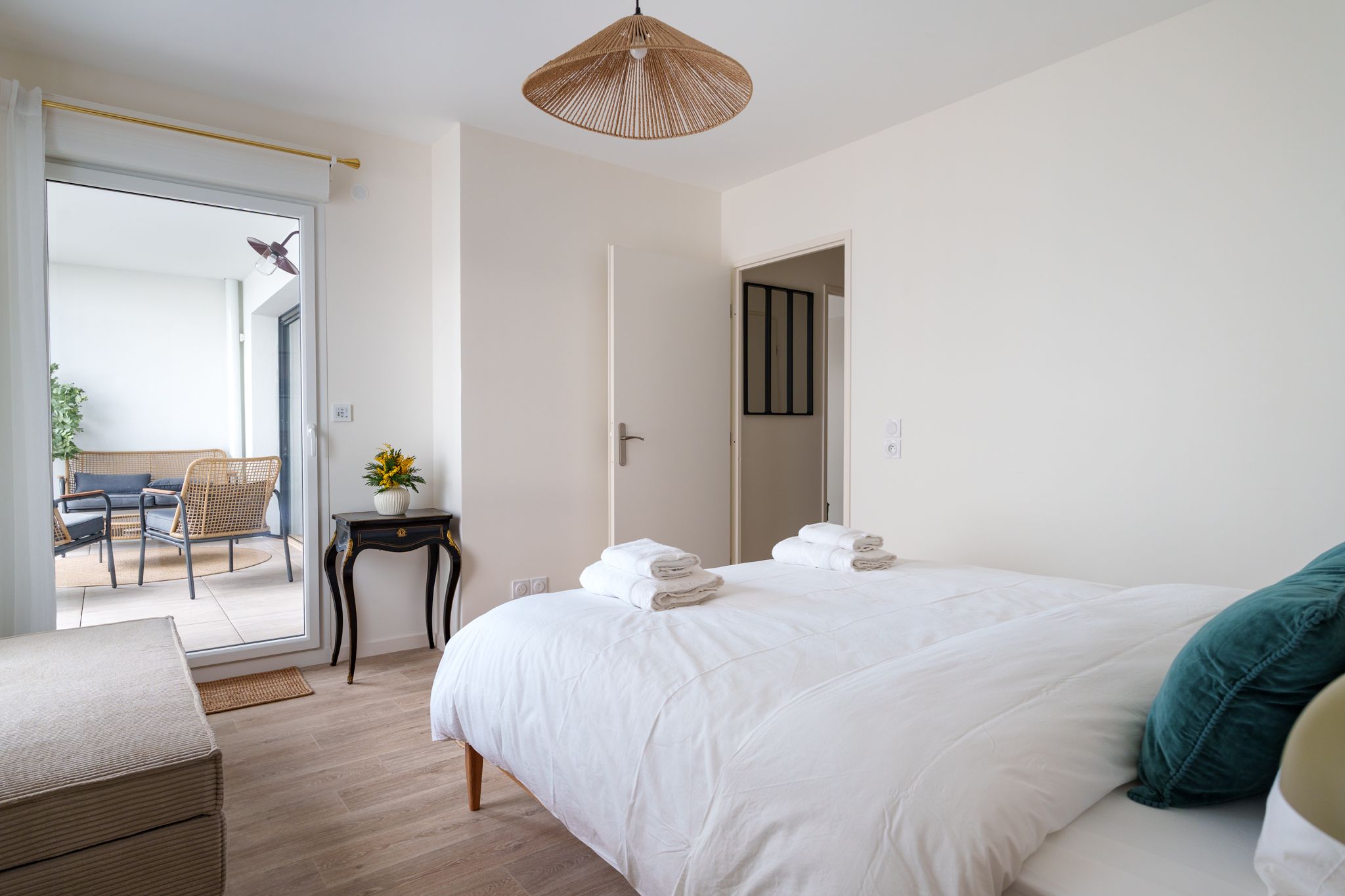Chambre principale avec lit double, ouverte sur la loggia meublée