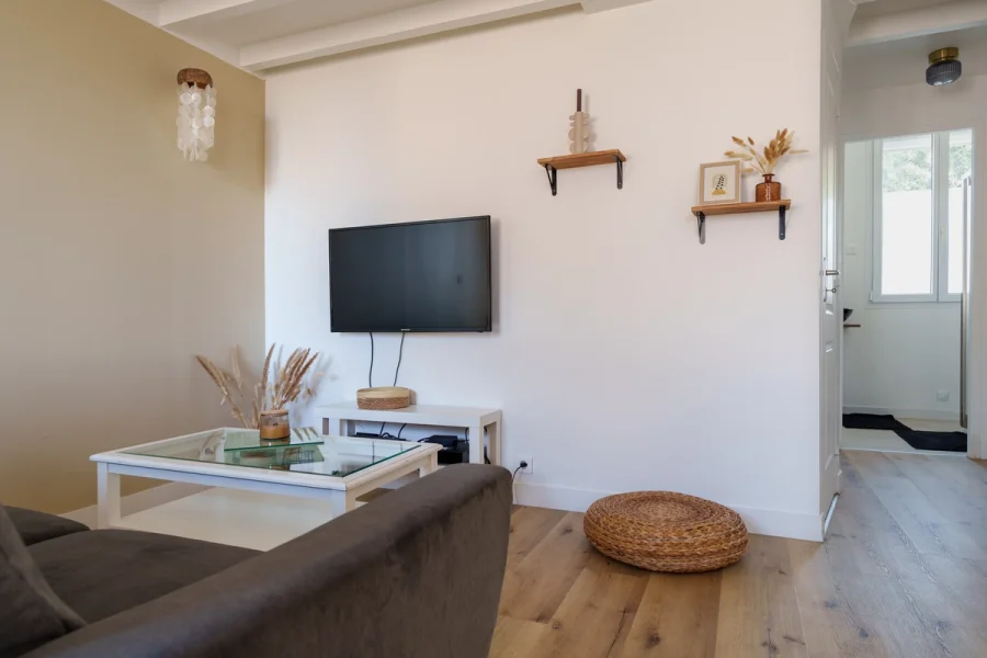 Salon du Duplex Gambetta avec télévision et entrée indépendante