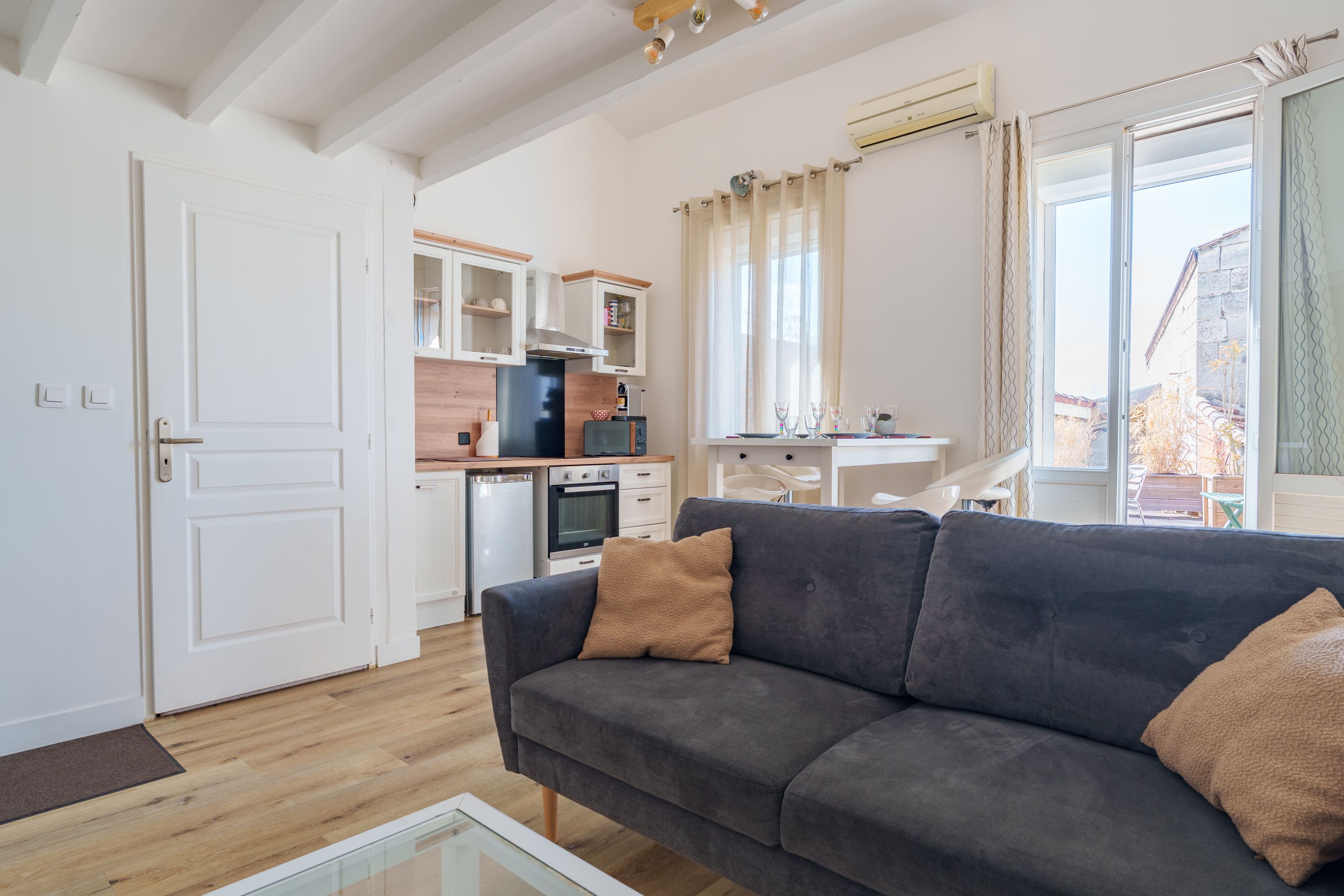 Pièce de vie lumineuse du Duplex Gambetta avec salon, cuisine ouverte et accès à la terrasse