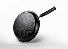 Frying pan with heat-resistant exterior coating