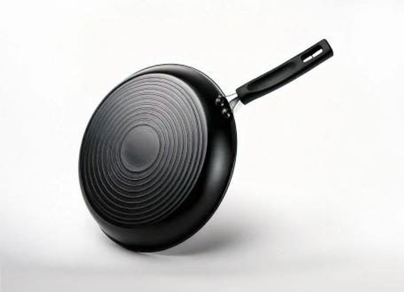 Frying pan with a heat-resistant exterior coating