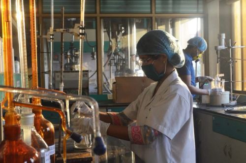 Chemist working at the bench in the Colortek R&D laboratory