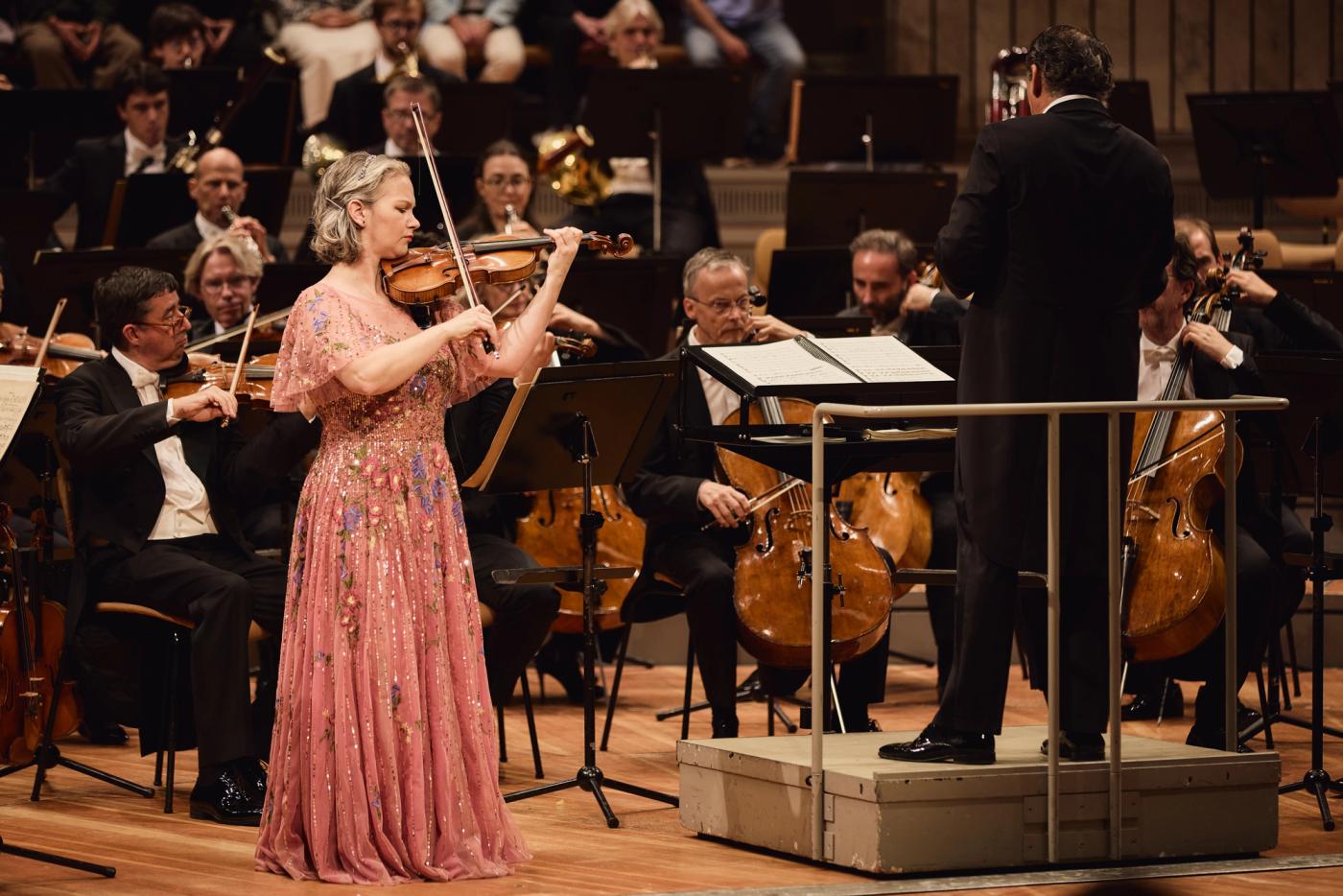 Hilary Hahn (Violine) und Tugan Sokhiev (Dirigent)