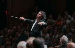 Gustavo Dudamel dirigiert die Wiener Philharmoniker in Salzburg