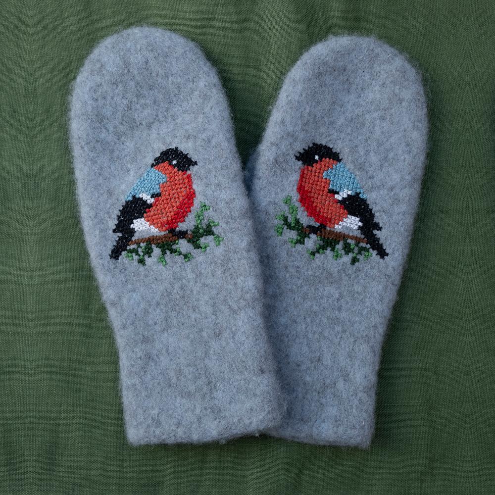 Grå vottar i tova ull med brodert dompap på kvist
