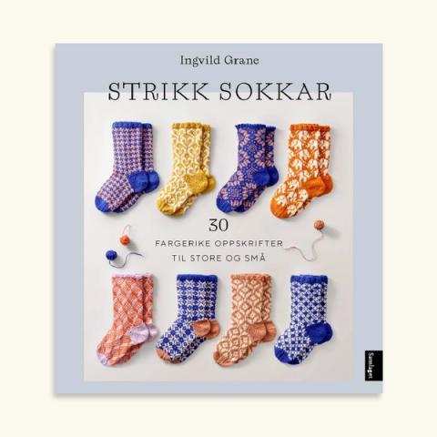 Bokomslag for Strikk sokkar av Ingvild Grane med fleire par fargerike strikka sokkar med mønster på kvit bakgrunn