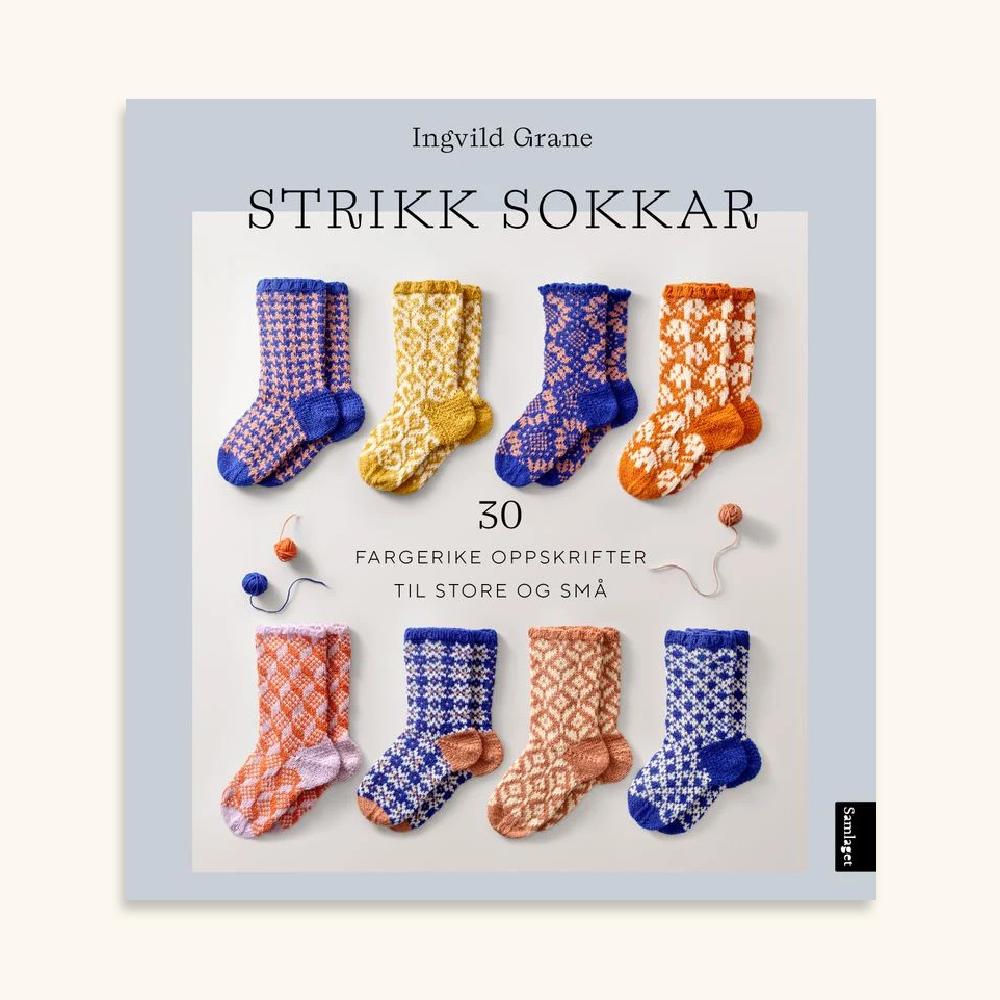 Bokomslag for Strikk sokkar av Ingvild Grane med fleire par fargerike strikka sokkar med mønster på kvit bakgrunn