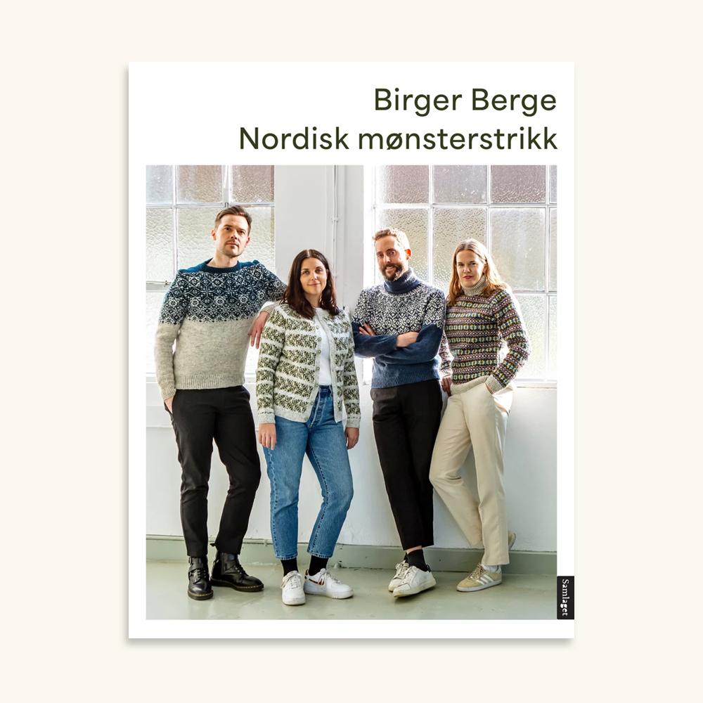 Bokomslag for Nordisk mønsterstrikk av Birger Berge med fire personar i mønstra strikkeklede framfor eit vindauge