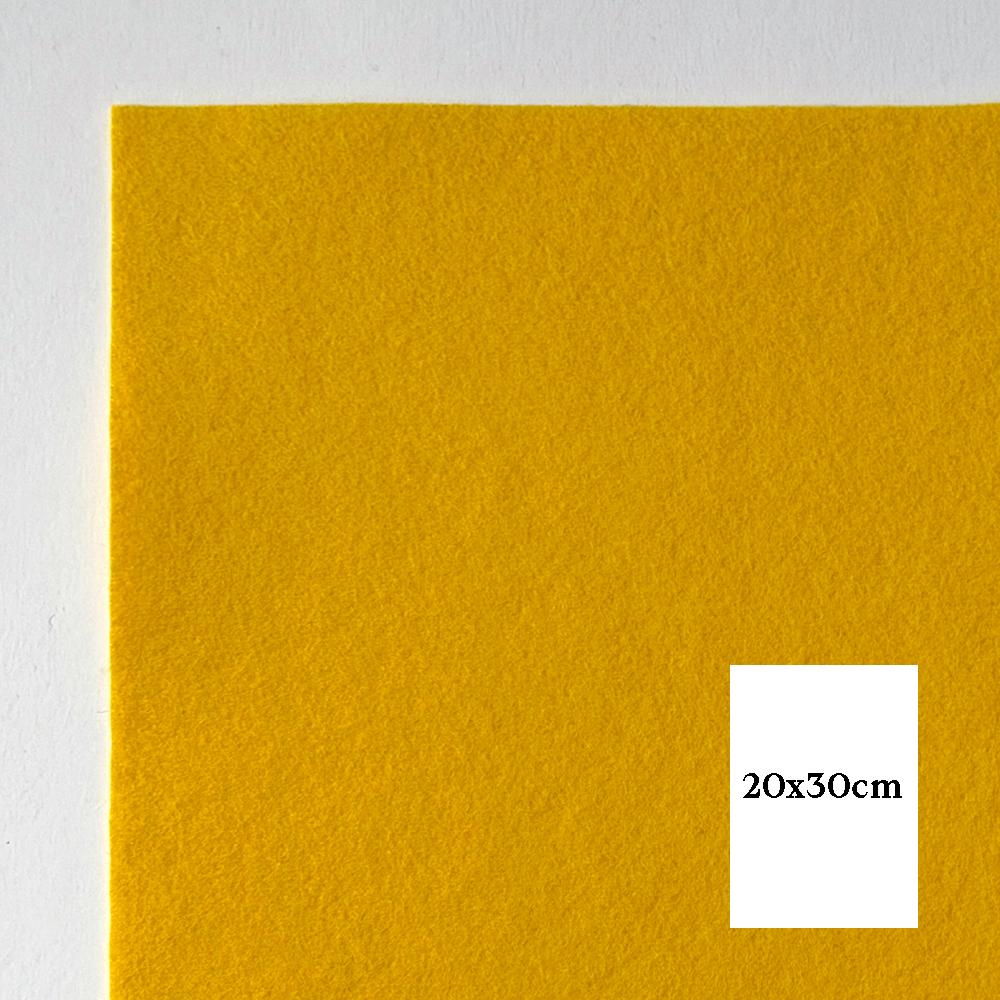 Gult filtark av 100 prosent ull med teksten 20x30cm i eit kvitt felt nede til høgre