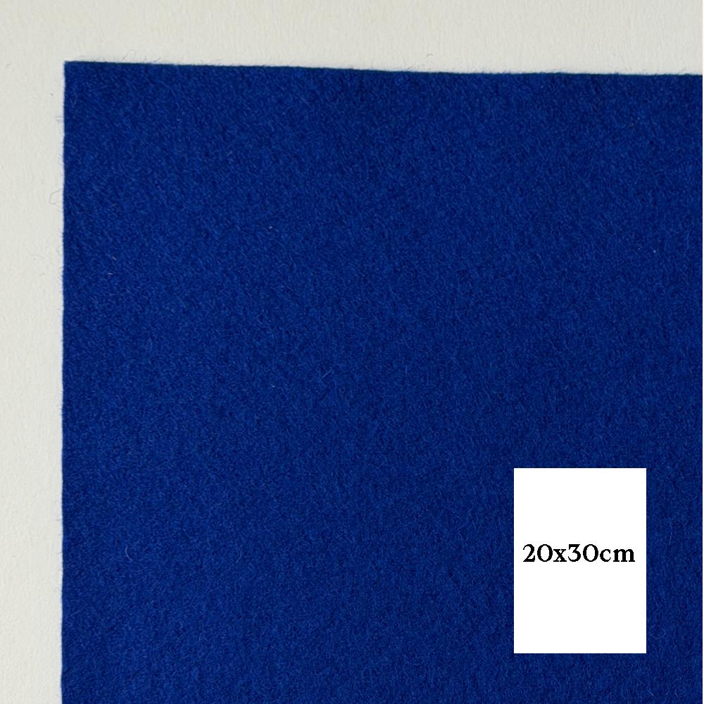 Blå ullfilt med teksten 20x30 cm i eit kvitt felt i høgre hjørne