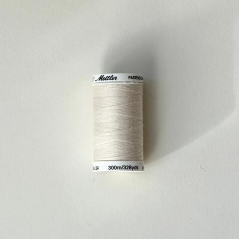 Ei kvit snelle med lys tråd på lyst underlag
