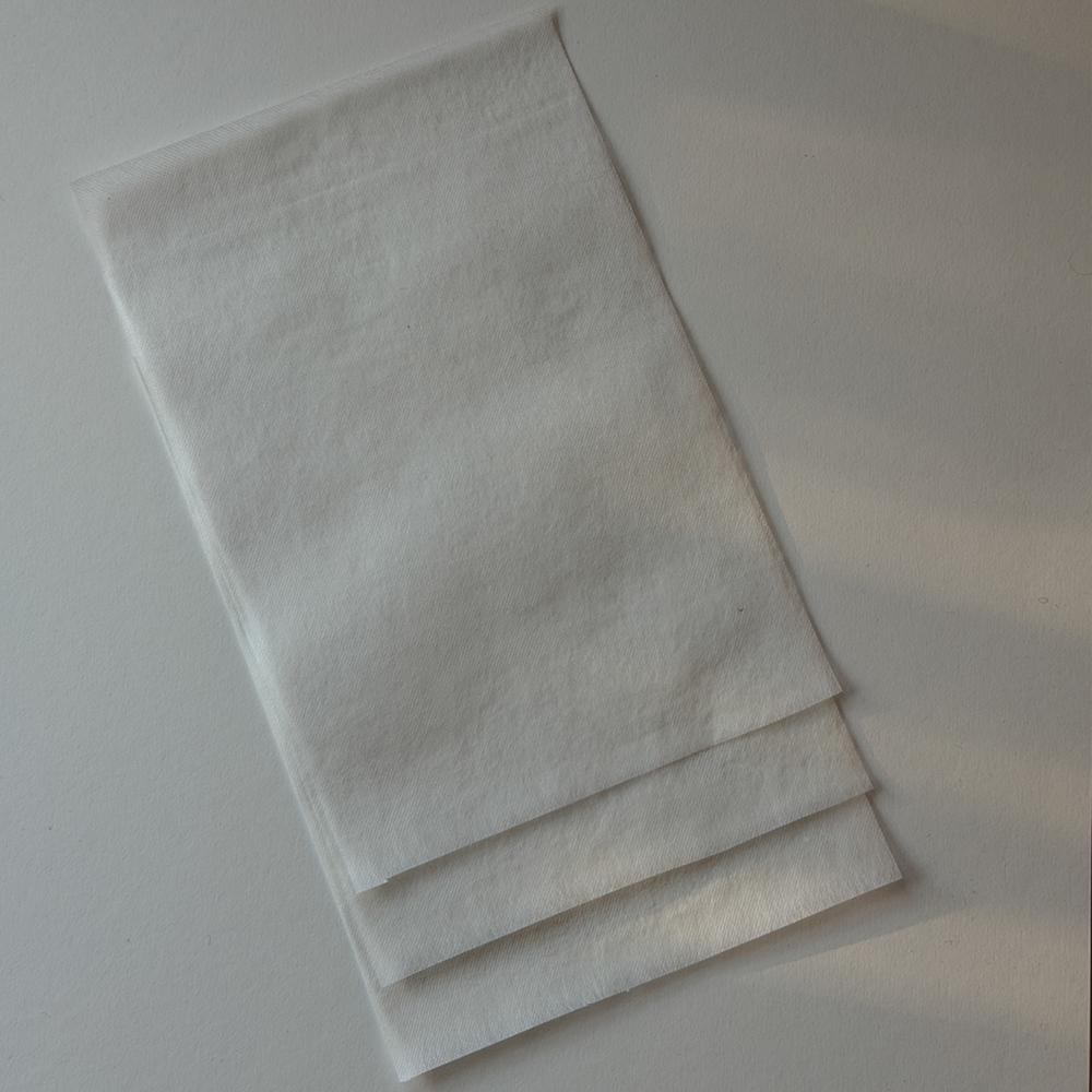 Vassløyseleg fliselin i kvitt lagt i tre lag på ein lys bakgrunn
