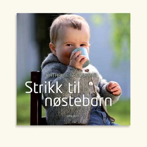 Bokomslag med liten gut i grå strikkejakke som drikk frå ein kopp, med teksten Strikk til nøstebarn