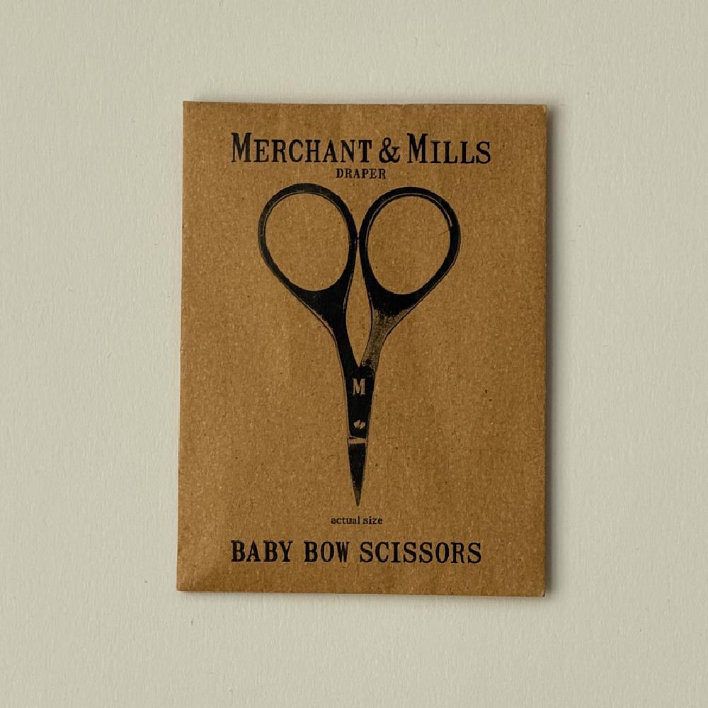 Emballasje for ei liten svart broderisaks medteksten merchant and mills draper og baby bow scissors