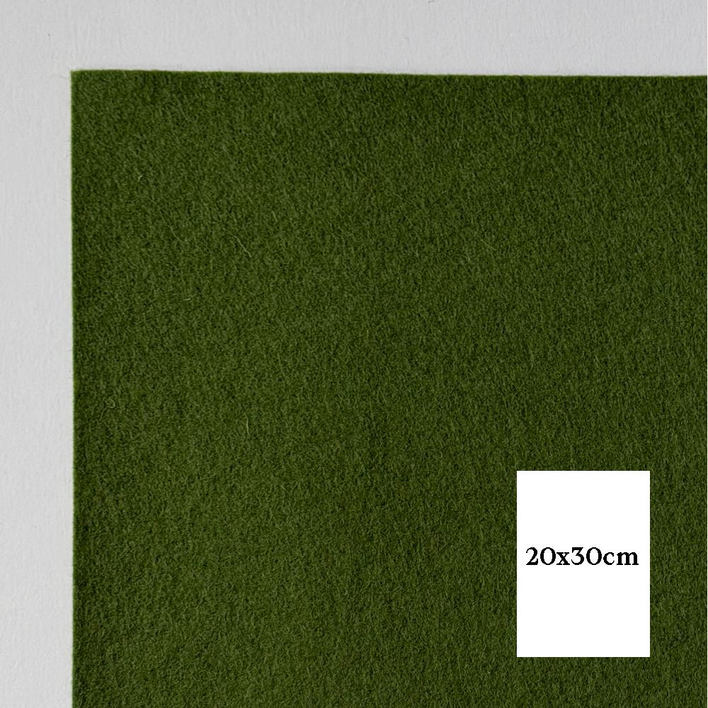 Grøn ullfilt i format 20x30cm ligg på eit lyst underlag