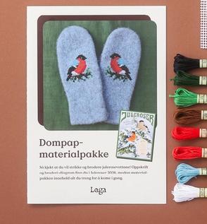Grå tova vottar med brodert dompap på kvist, saman med eit hefte titrert Juleroser og teksten Dompap-materialpakke