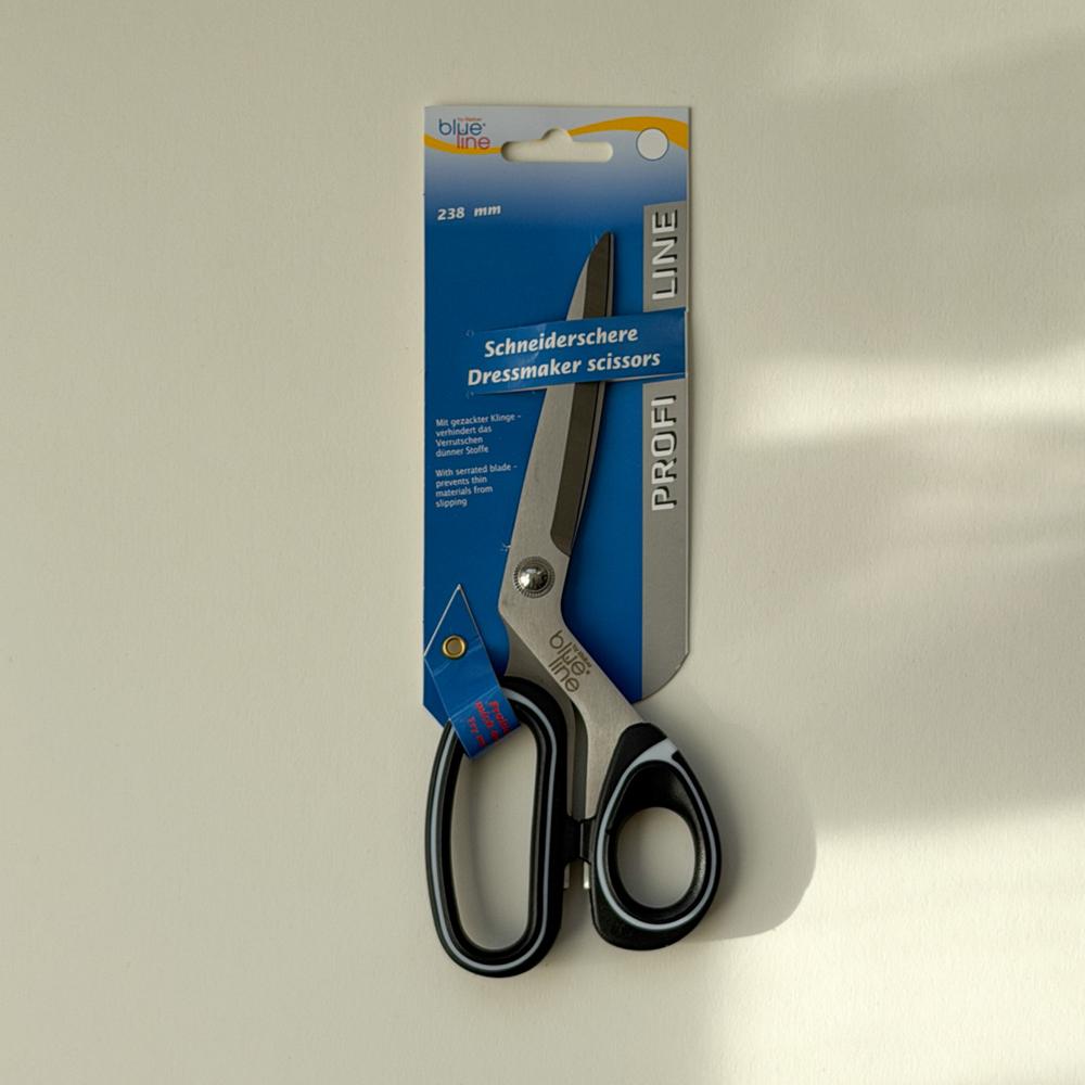 Skreddarsaks på pappeske med teksten Schneiderschere dressmaker scissors