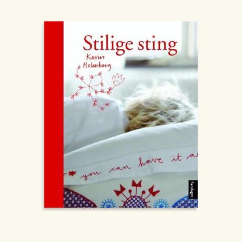 Bokomslag for Stilige sting med raud rygg, broderi på kvitt sengetøy og ein person som ligg i senga