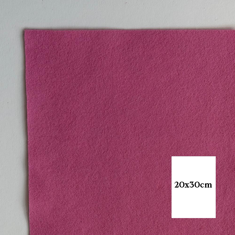 Eit rosa filtflak i ull med tekst som viser måla 20x30cm